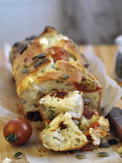 Cake au blanc de poulet, tomates séchées et rosé