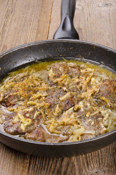 Andouillette au vin blanc, purée d'oignon et pommes