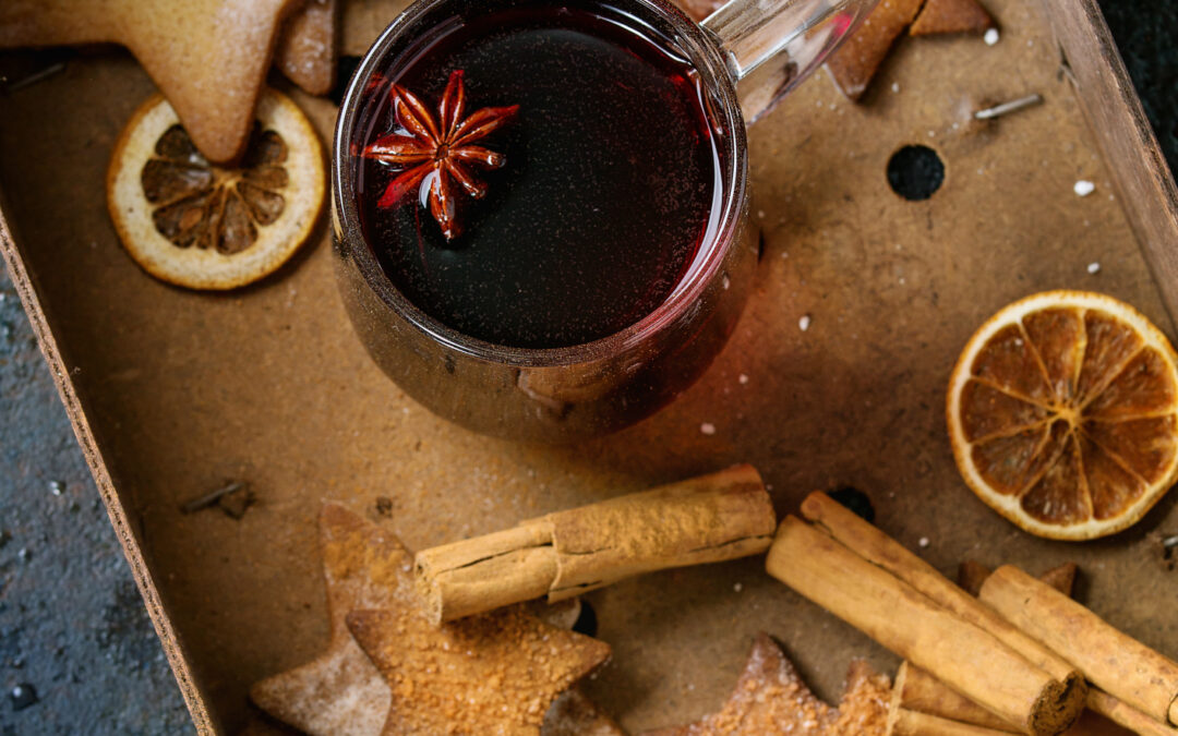 Hot red mulled wine with cookies